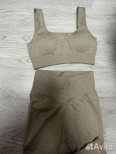 Спортивные лосины и топ