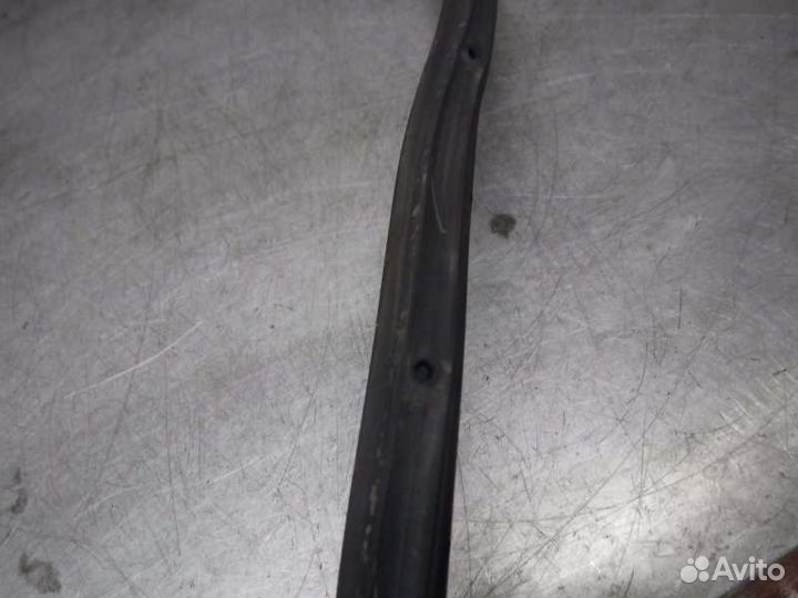 Уплотнитель двери передний правый Mitsubishi