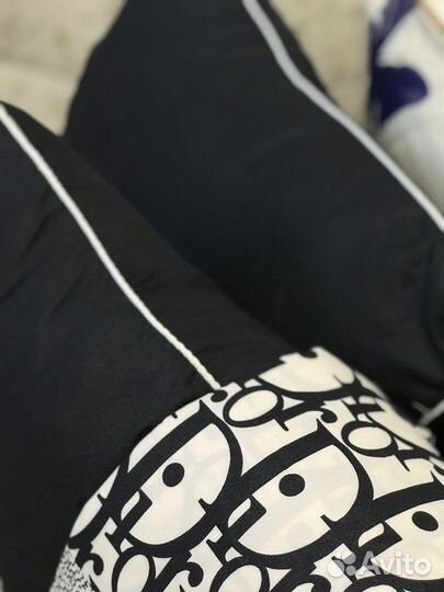 Постель с подушками и одеялом