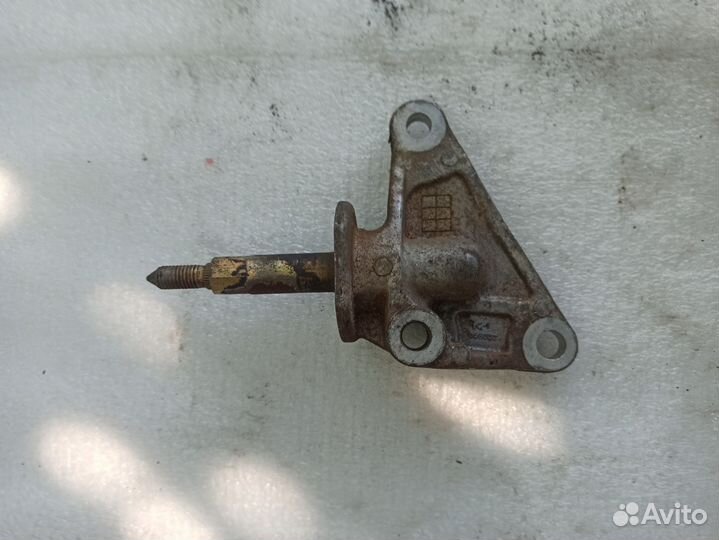 Кронштейн опоры двигателя Nissan tiida c11