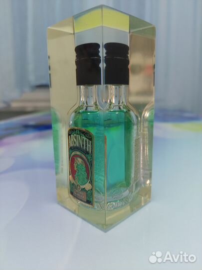 Изделие с бутылочкой абсента в эпоксидной смоле