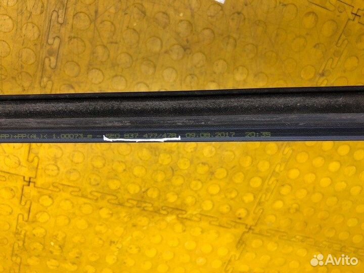 Уплотнитель опускного стекла передний правый Skoda