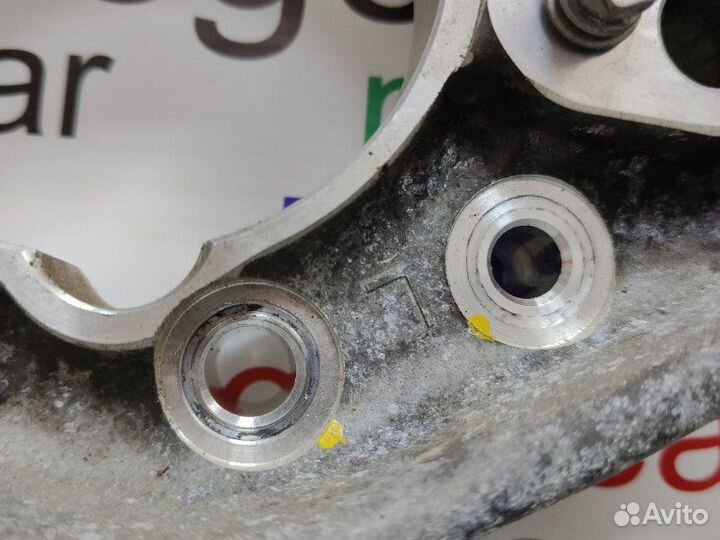 Кулак задний левый Genesis G90