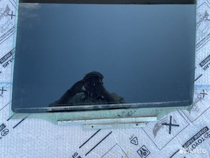 Стекло задней левой двери Land Cruiser 200