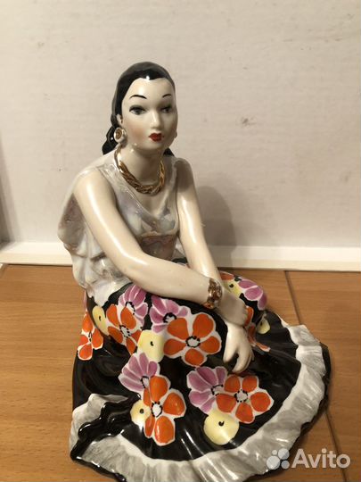 Фарфоровая статуэтка цыганка