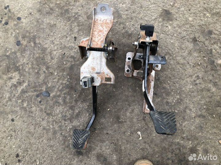 Педаль тормоза и сцепления Hyundai Solaris