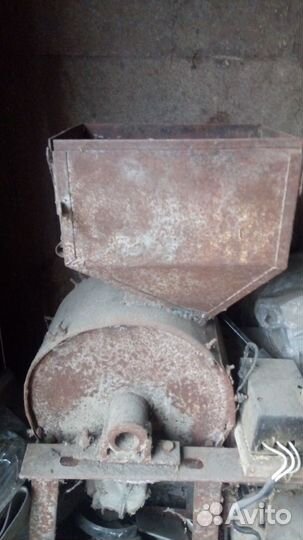 Мельница для зерна бу