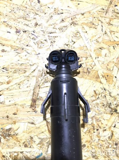 Форсунка омывателя левой фары Passat B7