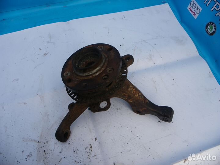 Поворотный кулак левый VW Passat B4