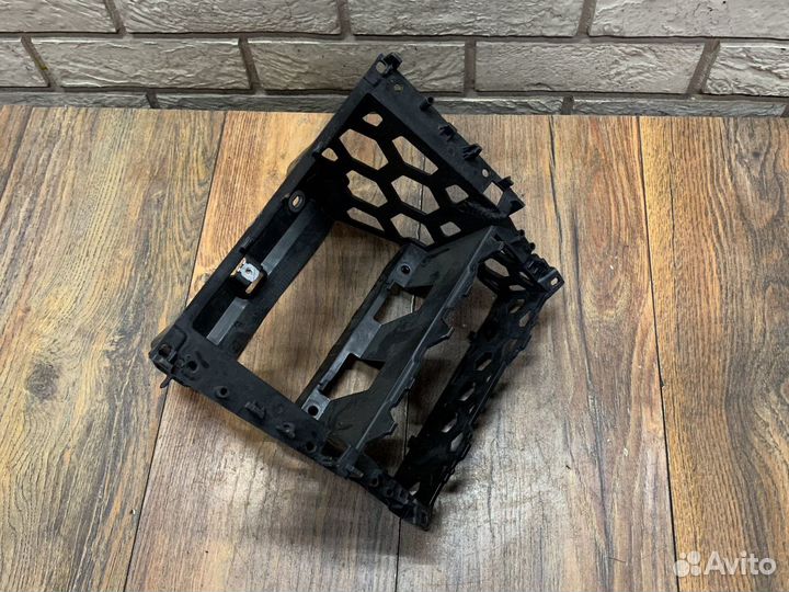 Volkswagen Polo Sedan Кронштейн магнитолы