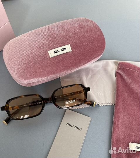 Солнцезащитные очки Miu Miu
