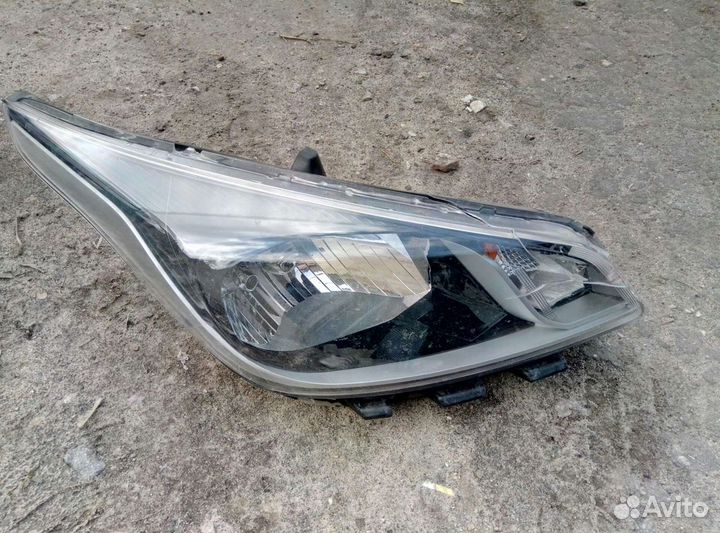 Фара передняя правая Kia Rio 4