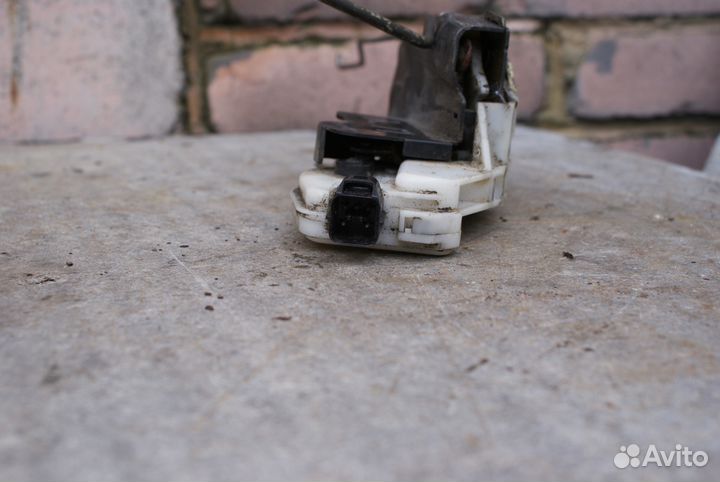 Замок передней левой двери Mitsubishi Galant EA