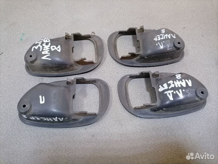 Накладка внутренней ручки Mitsubishi Lancer 8 1997