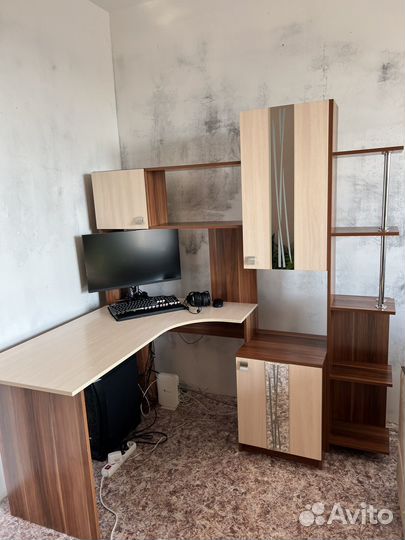 Компьютерный стол угловой с полками