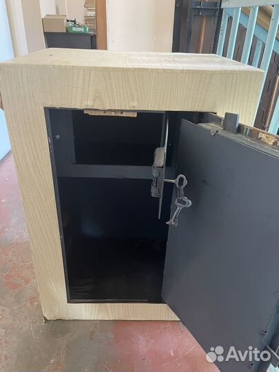 Продаю сейф металлический