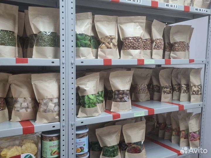 Манго, ананас, орехи, конфеты, лангустины