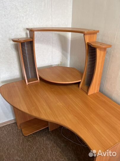 Угловой компьютерный стол