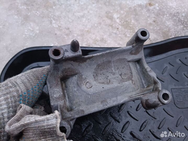 Подушка коробки двигателя Опель Вектра