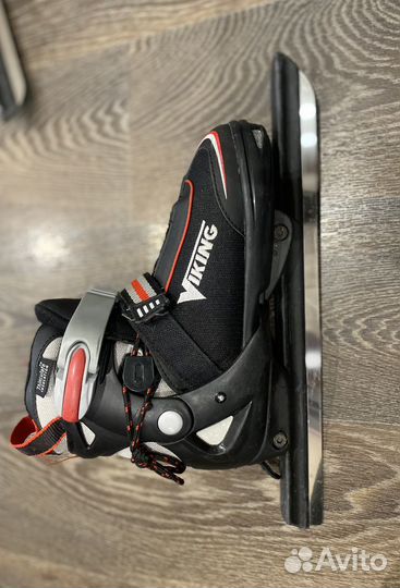 Горнолыжный шлем и коньки