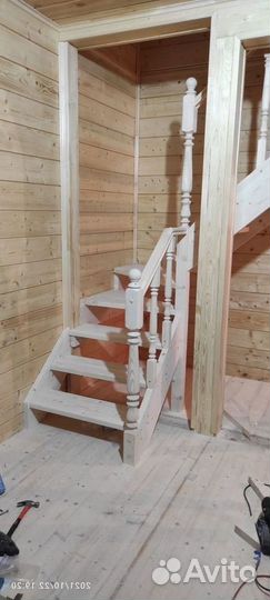 Лестница из дерева в дом на второй этаж из березы