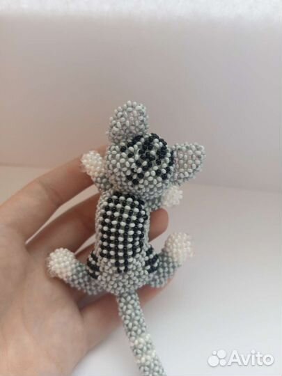 Игривый котёнок из бисера