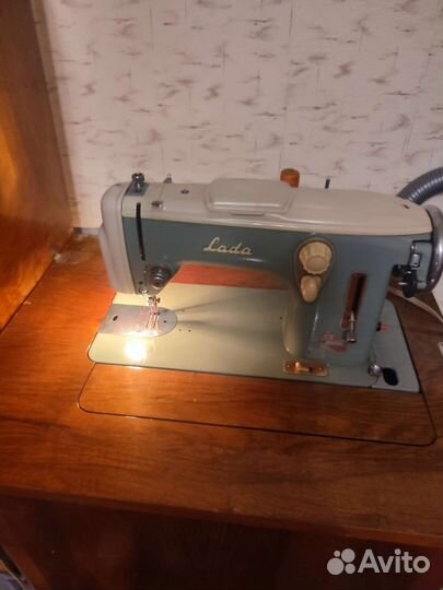 Швейная машина LADA
