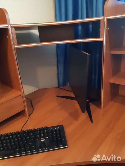 Угловой компьютерный стол