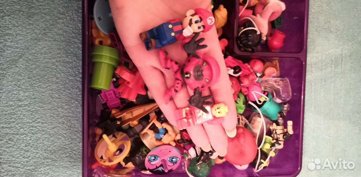 Целая коробка с мелкими игрушками