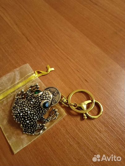 Брелок лягушка с монетой