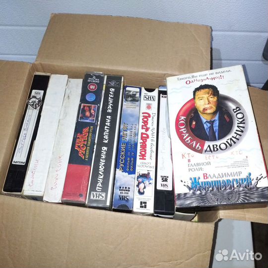 Видеокассеты vhs c фильмами коробка 60 штук