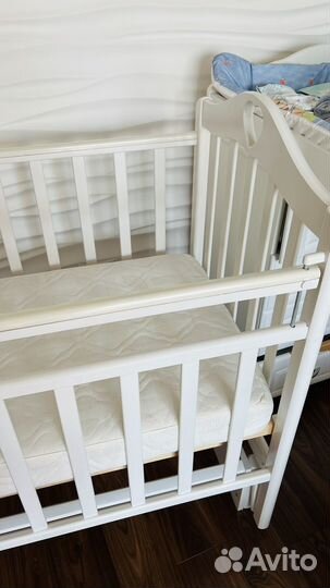 Кроватка детская на маятнике из цельного дерева