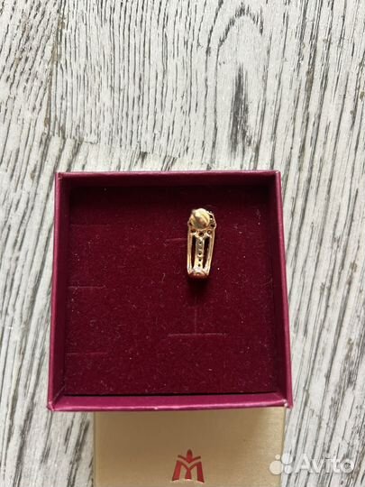 Одна золотая серьга с бриллиантами