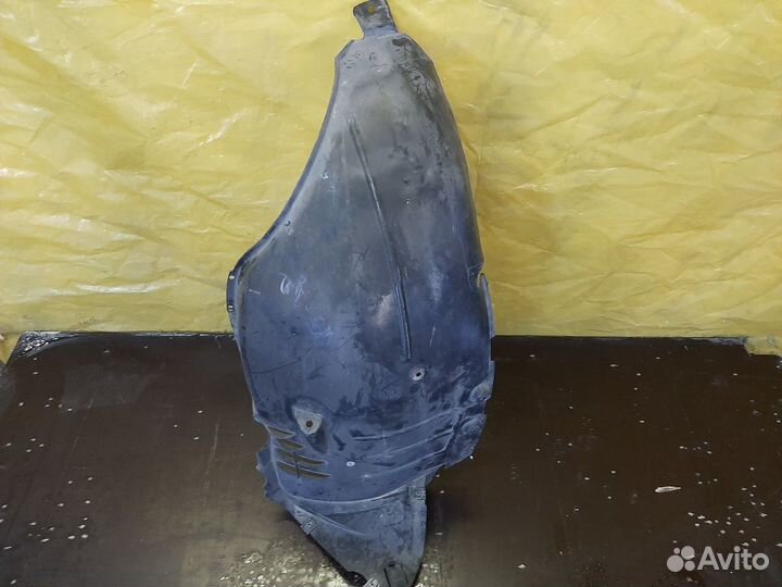Подкрылок передний левый Mercedes W221