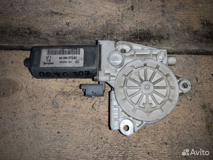 Мотор стеклоподъемника левый Peugeot 307