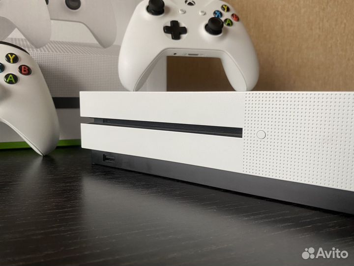 Xbox One S 1tb как новая + 2 геймпада + игры