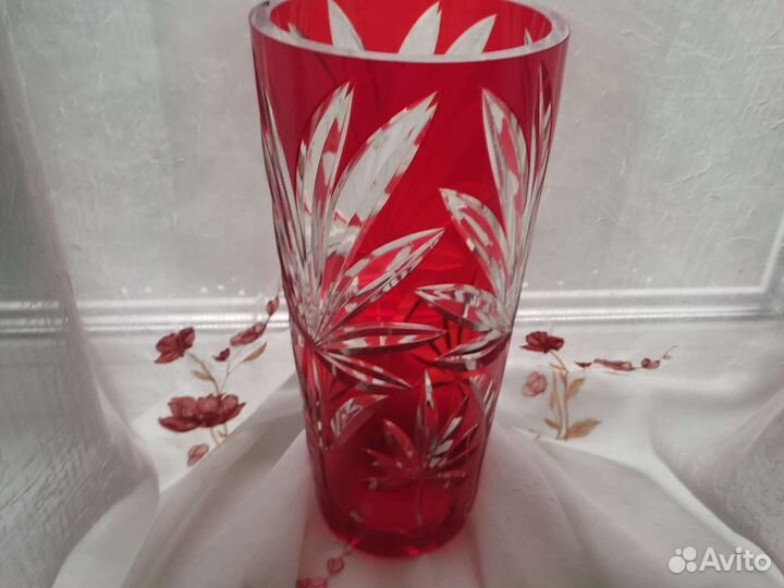 Ваза из красный стекла