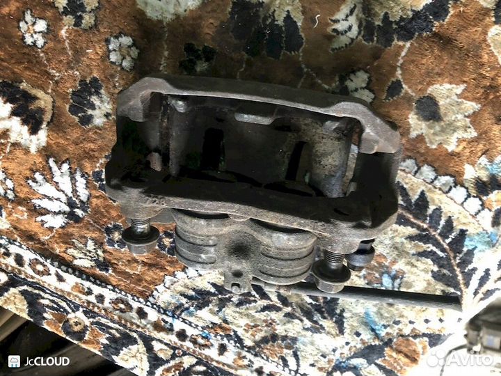 Суппорт на nissan serena C25 MR20