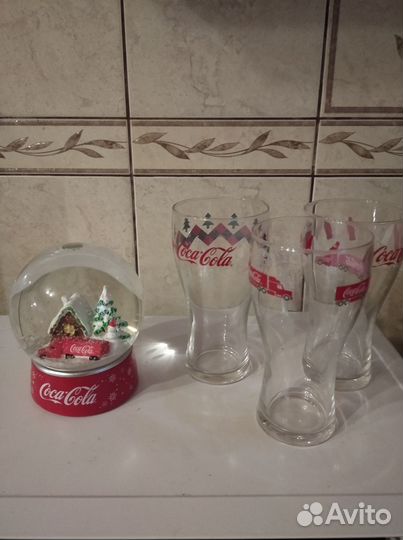 Шар кока кола и три стакана