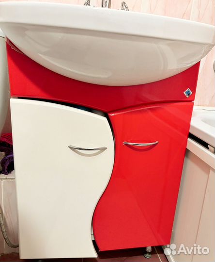 Раковина с тумбой и зеркалом