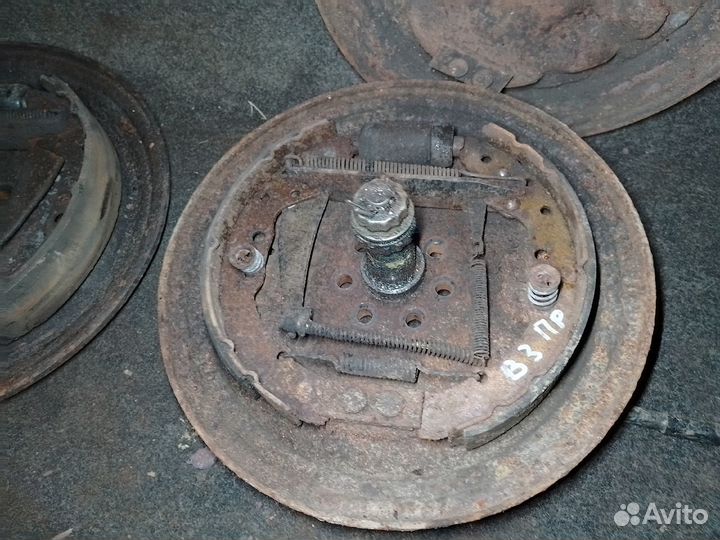 Кожух заднего колеса ось Volkswagen Passat B3