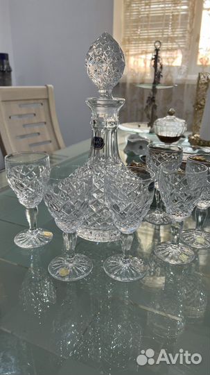 Хрустальные бокалы и графин