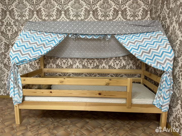 Детская кроватка домик