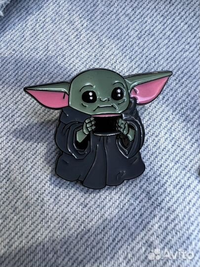 Значок пин розовый мандалорец малыш Йода