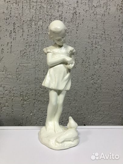 Статуэтка гипс. Девочка кормит голубей. Кунгур