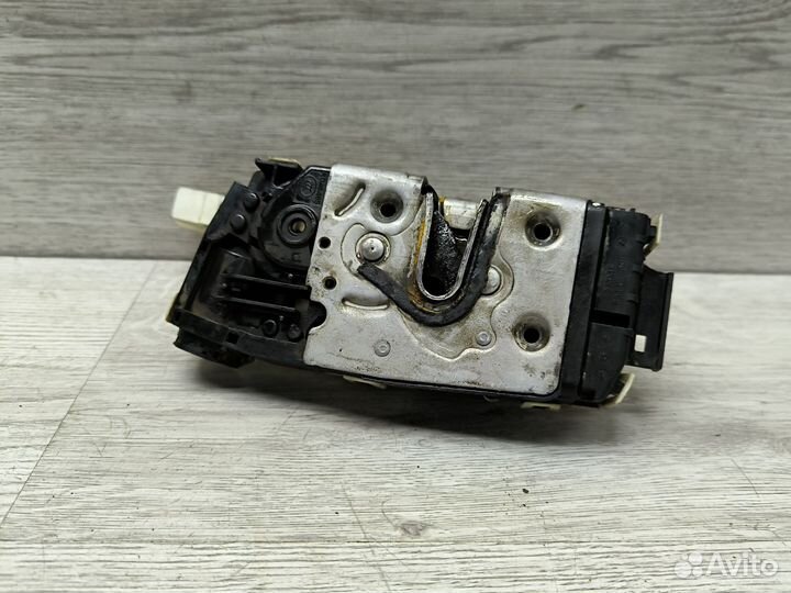 Замок задней правой двери Mercedes Sprinter 906