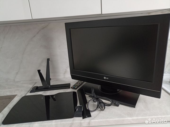 Телевизор LG, полка, пульт