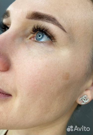 Модель на брови