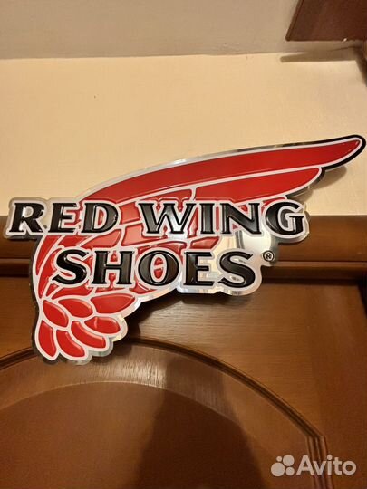 Рекламная вывеска RED wing shoes