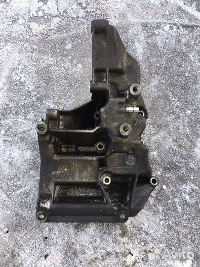 Кронштейн компрессора Мерседес 210